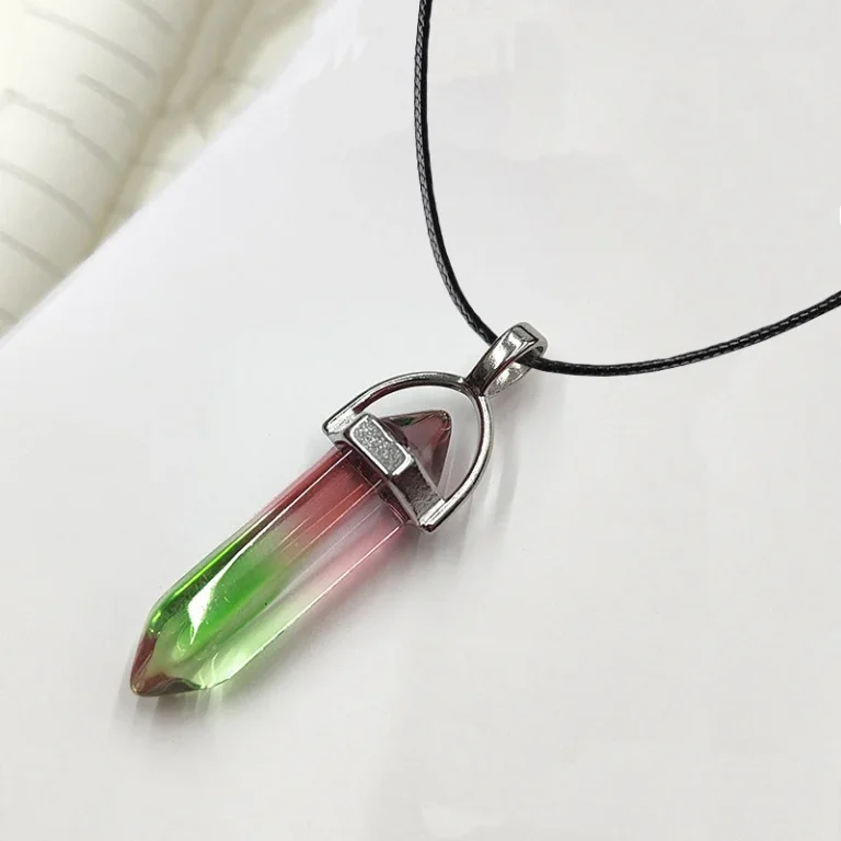 Collier avec pendentif pierre naturelle cristal vert et rouge