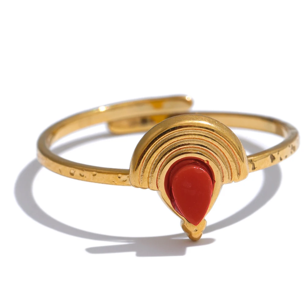 Bague fine dorée avec pierre naturelle rouge
