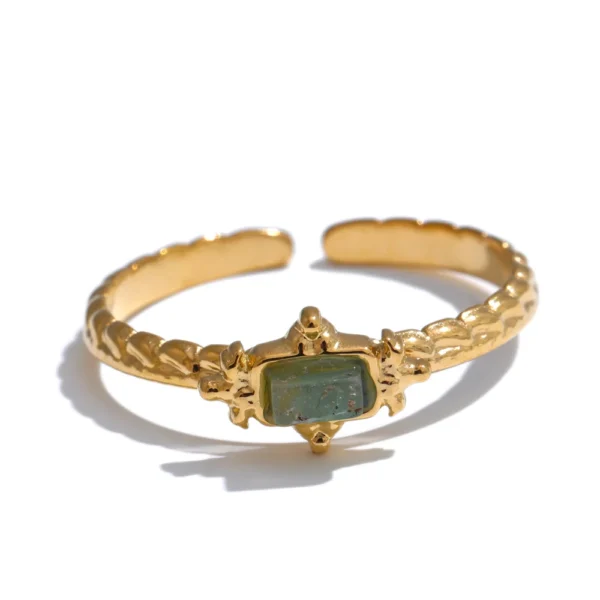 Bague fine dorée avec pierre naturelle verte