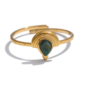 Bague fine dorée avec pierre naturelle verte foncée