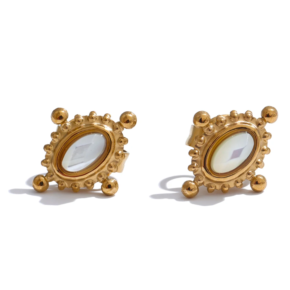 Boucles d'oreilles fines dorées avec pierre naturelle blanche