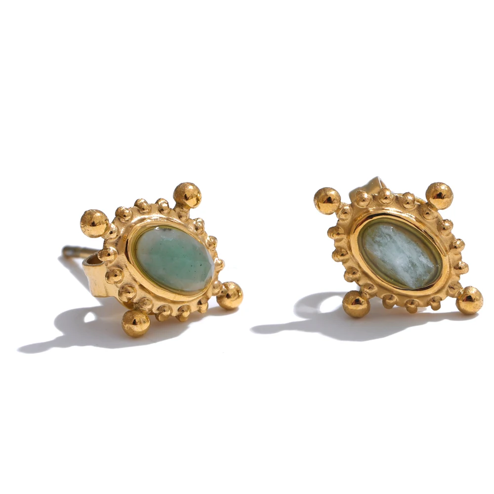 Boucles d'oreilles fines dorées avec pierre naturelle verte
