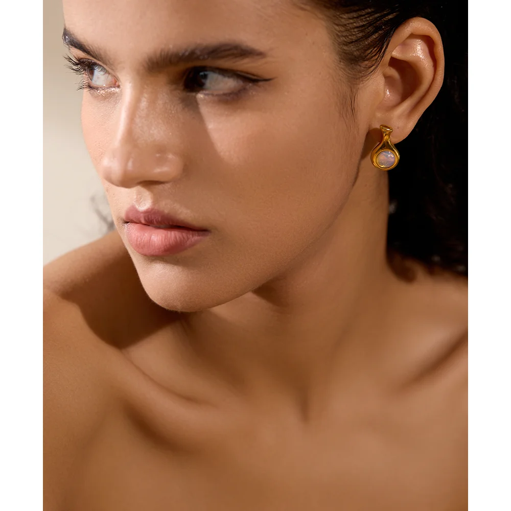 Boucles d'oreilles originales dorées avec pierres de lune