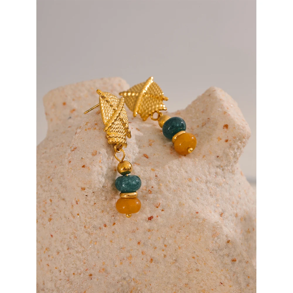 Boucles d'oreilles tressées dorées avec pierres naturelles vertes et oranges