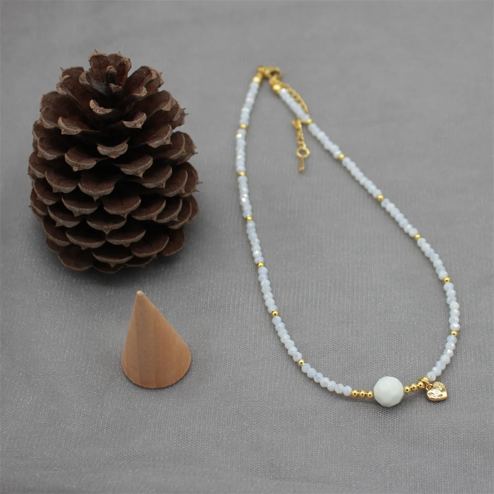 Collier de pierres naturelles blanches et doré