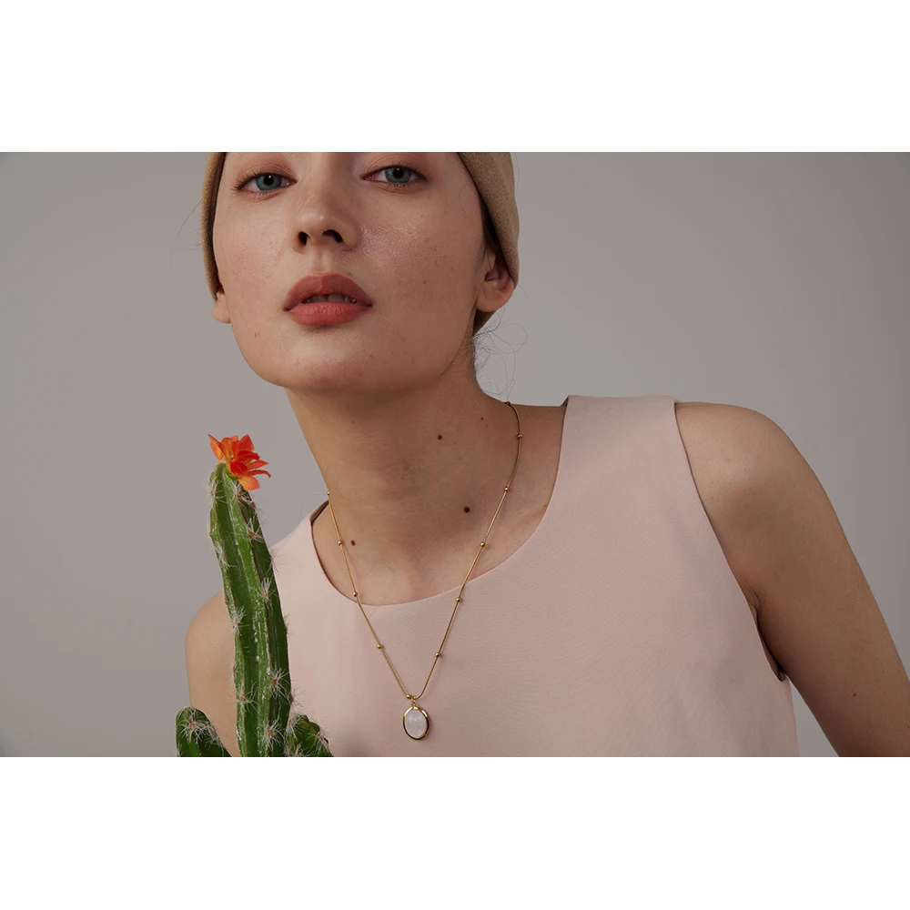 Collier doré fin avec pendentif pierre naturelle blanche