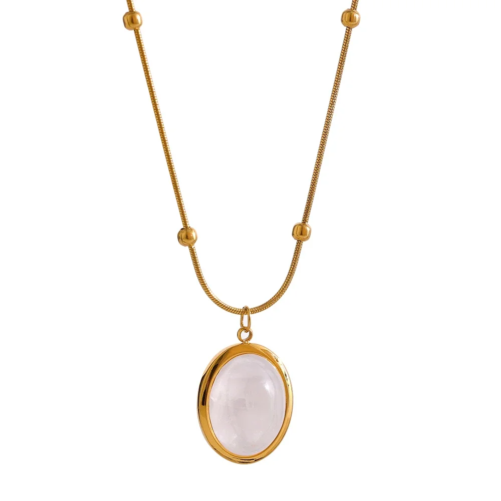 Collier doré fin avec pendentif pierre naturelle blanche