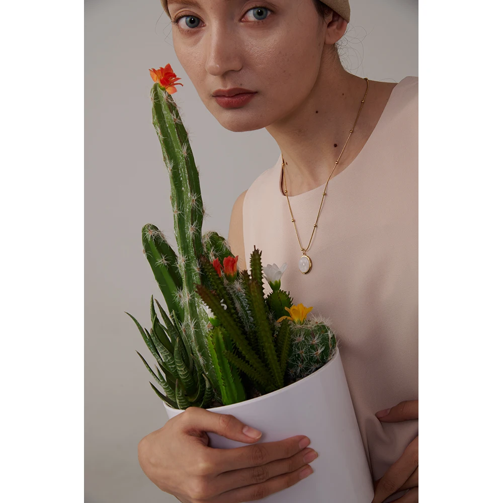 Collier doré fin avec pendentif pierre naturelle blanche